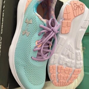 Under Armour Youth 6 Running shoes Brand new in the box